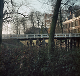 849155 Gezicht op de brug over de Kromme Rijn bij het huis Oud Amelisweerd (Koningslaan 9) te Bunnik.